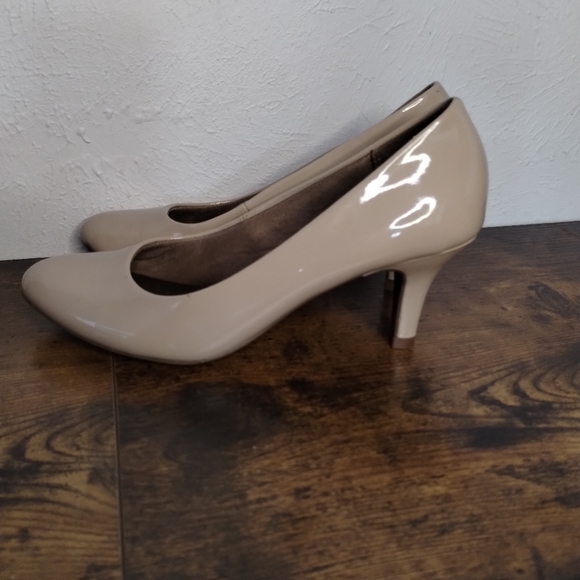 Shoes - Picture 2 of 4